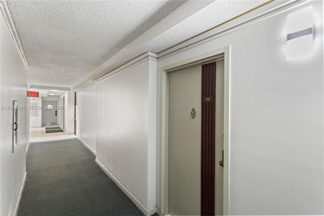 Photo - 17021 N Bay Rd Unidad 429