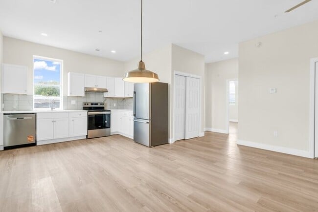 Building Photo - 18 N Main St