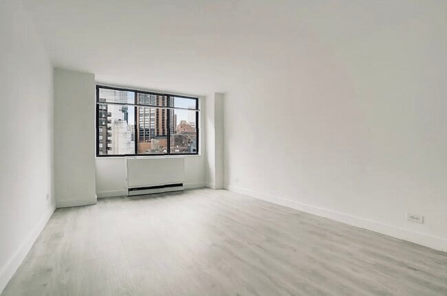 Photo - 315 W 48th St