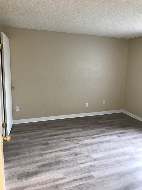 Photo - Parkwood Plaza