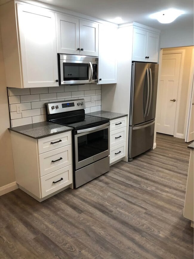 Photo - LIKE NEW! 2 Bedroom Apartment with Parking * St. Thomas * Available NOW Unit 101