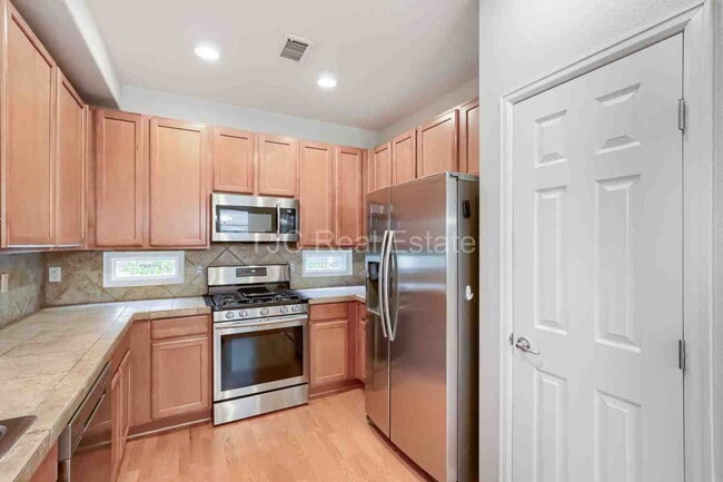 Photo - 3427 Florence Way