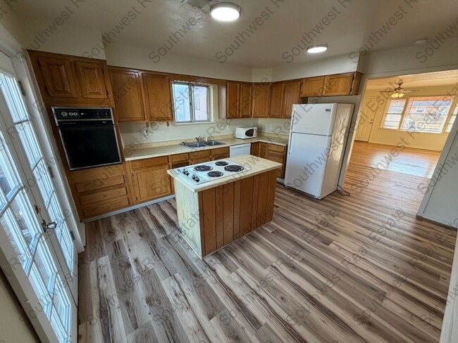 Photo - Beautiful- 3 Bedroom 1 bathroom Freshly Painted!