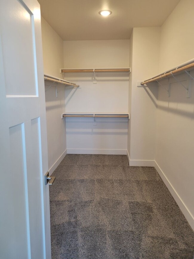 Photo - 3 Bed 2.5 Bath with double attached garage in Belgrade