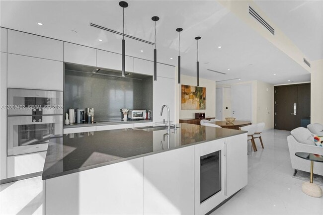 Photo - 300 Biscayne Blvd Way