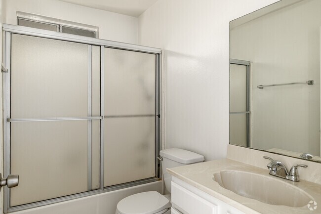 1BR, 1BA - 850-900SF - Bathroom