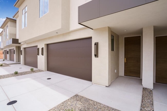 Photo - 996 Manen St
