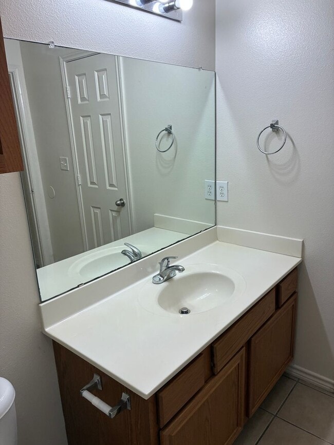 Building Photo - 810 N Belmont Ave Unit B