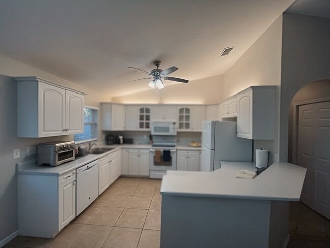 Shared kitchen. - 822 Nicholas Pky W