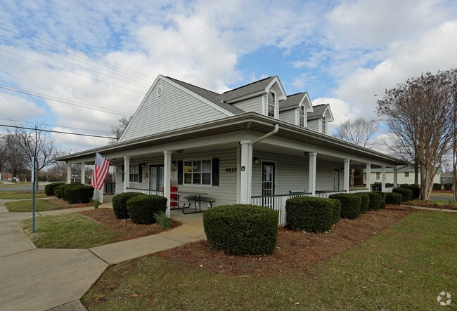 Charlotte Spring - Charlotte Spring Apartments