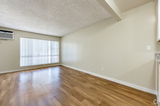 1BR, 1BA - 756SF - Dining Room