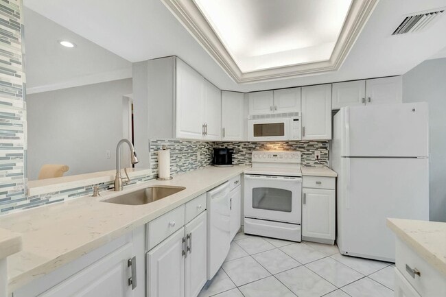 Building Photo - 14823 Cumberland Dr Unit 202