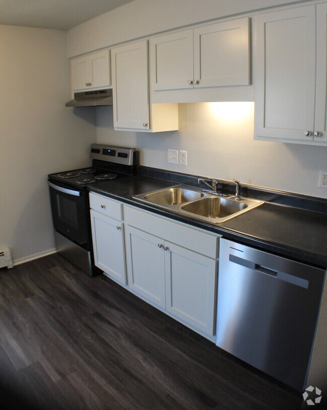 NEWLY RENOVATED KITCHEN - Oak Park Manor Rental