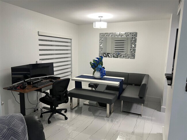 Photo - 2425 NW 33rd St Unidad 1305