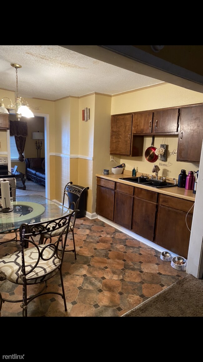 Photo - 3 br, 2 bath House - 300 Eastview St