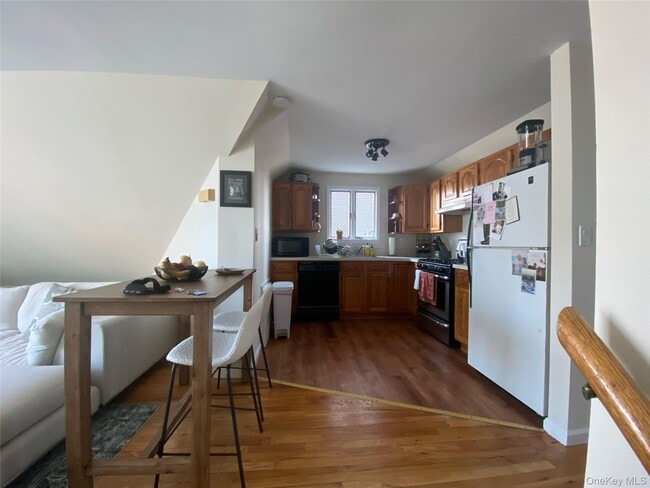 Photo - 611 W Broadway