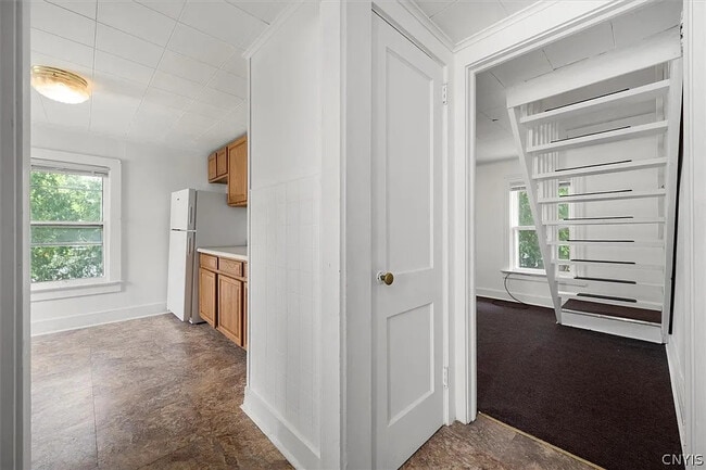 Building Photo - 700 W Dominick St Unit Apt 4
