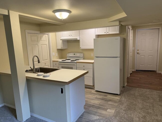 Photo - 905 N Holladay Dr