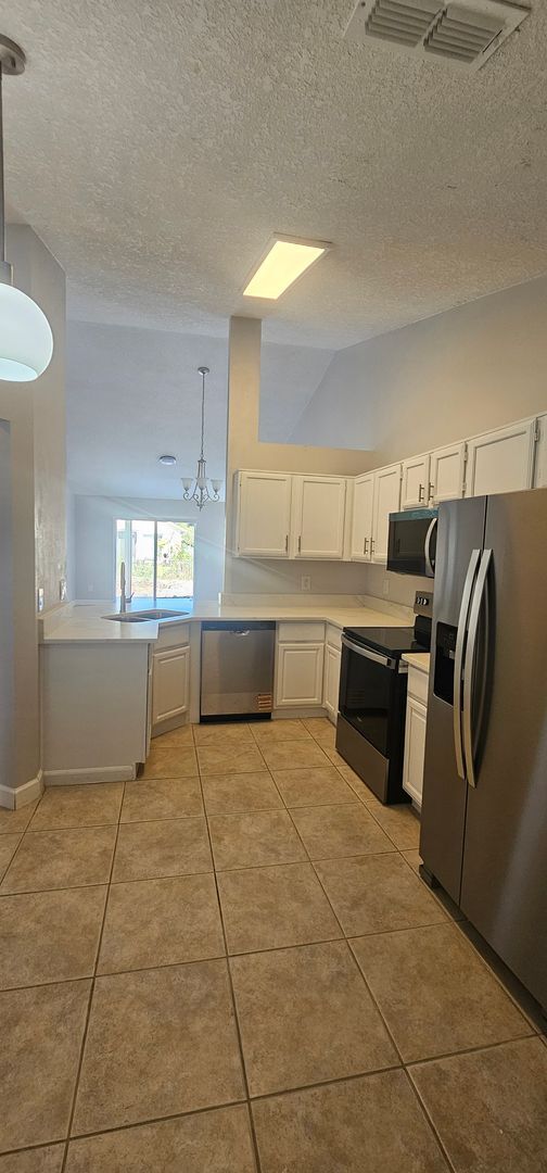 Photo - FABULOUS! LIKE NEW! 3 BEDROOM / 2 BATH / ...