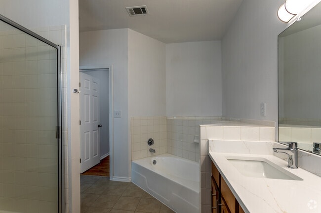 2BR, 2BA - 1484SF TH - Bathroom