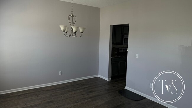 Photo - 465 Huntington Dr