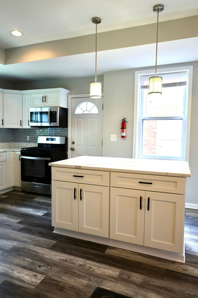 Photo - 715 Somerset Pl NW