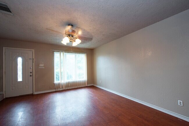Photo - 5031 Pine Ave