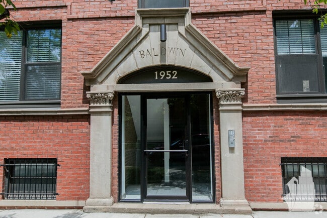 Building Photo - 1946 W Nelson St Unit #  02E Rental