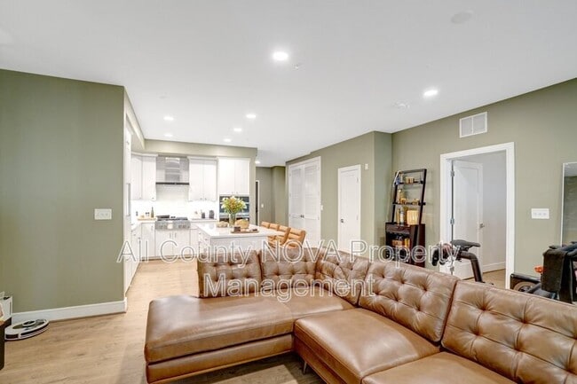 Building Photo - 635 Slaters Ln Unit 101