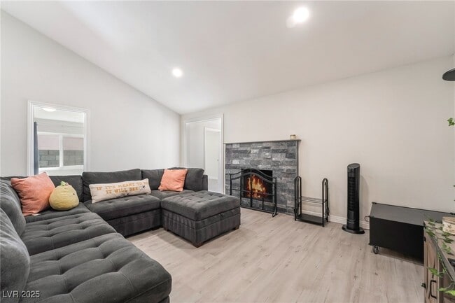 Building Photo - 3209 Kings Way