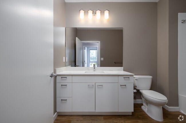 2BR, 3BA - 2,114SF - Bathroom