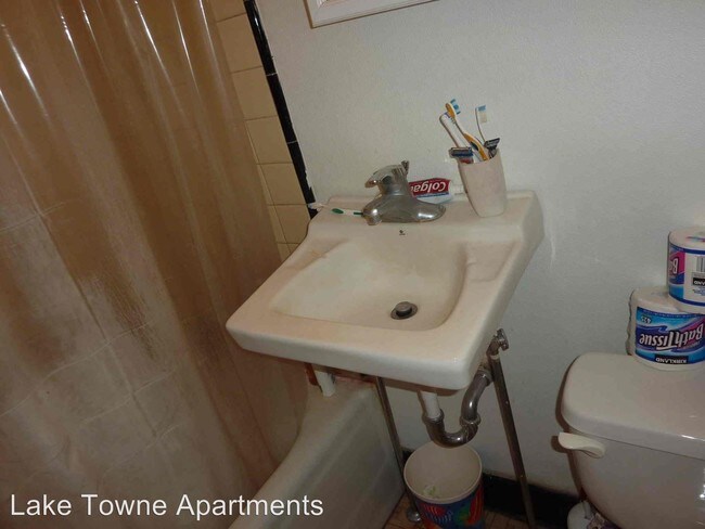 Photo - 240 W Lakelawn Pl