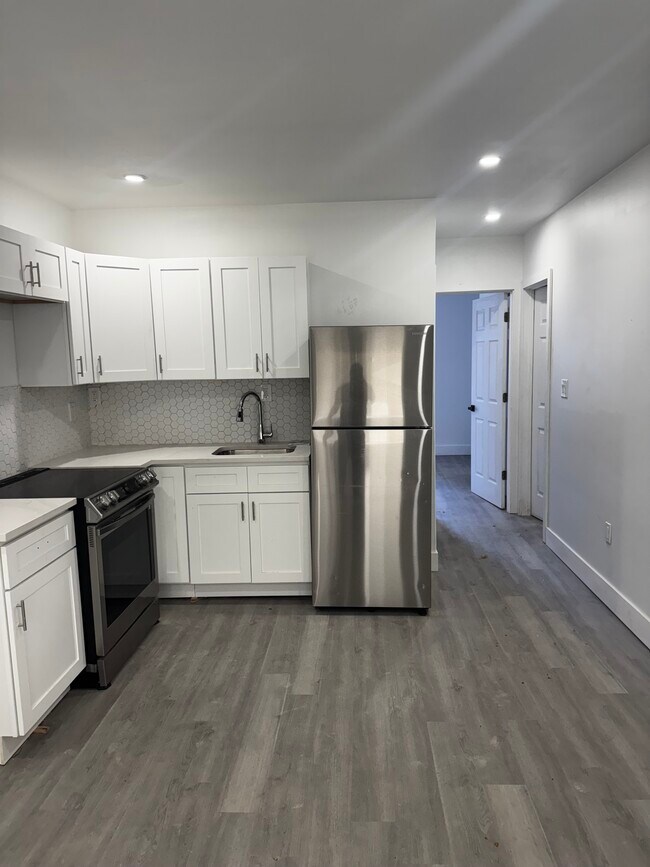 Photo - 2512 S Dewey St Apartments