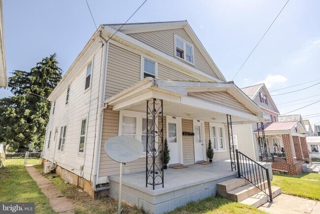 Building Photo - 806 W John St Rental