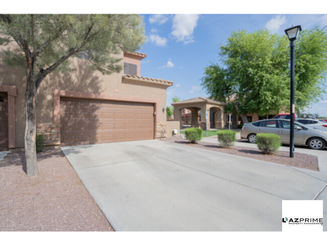 Building Photo - Beautiful 3/2.5 Glendale Townhouse with Ba...