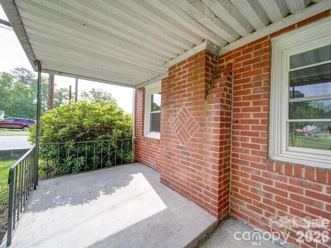 Photo - 720 S Main St