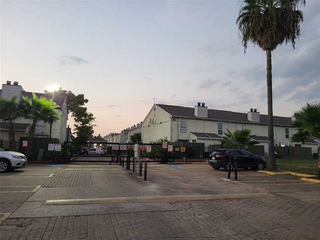 Building Photo - 8641 Victorian Village Dr Unit 8641