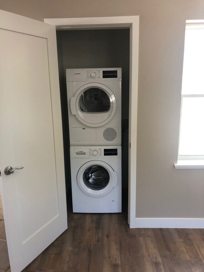 Building Photo - Thomas Cross Unit 416 1/2 J Street