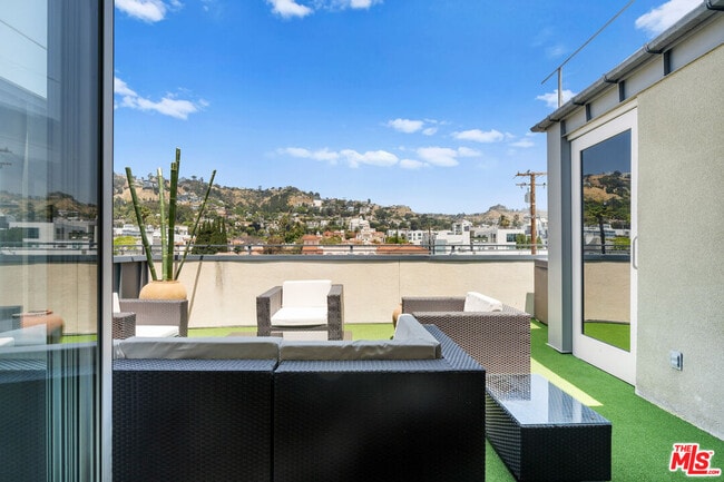 Photo - 1250 N Harper Ave Unidad 423