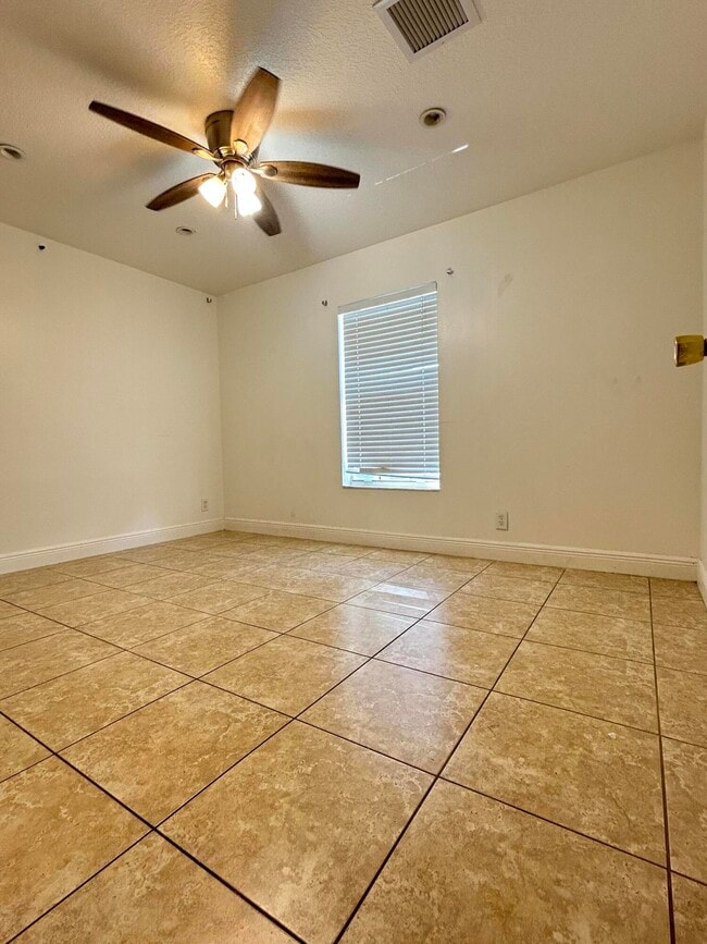 Photo - 819 Hansen St