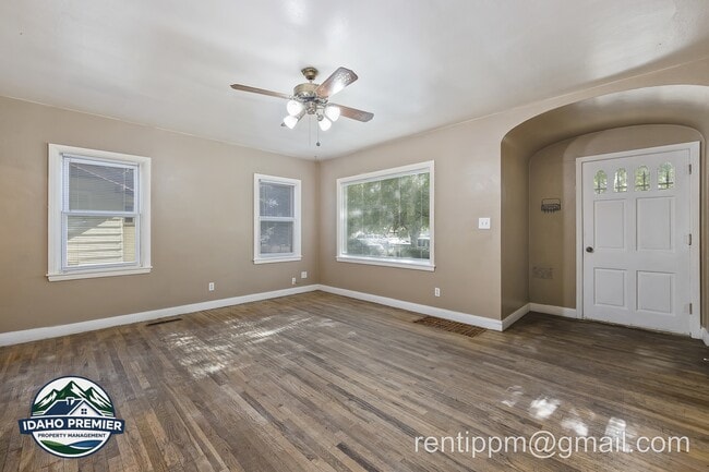 Photo - 211 Walnut St