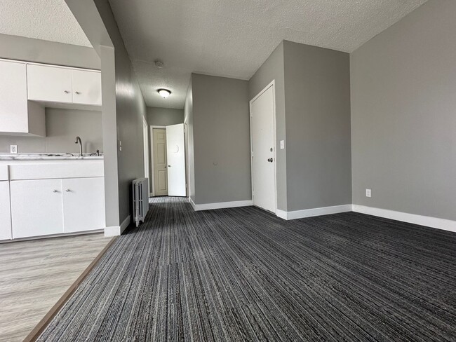 Building Photo - 1727 Reaney Ave E Unit #3