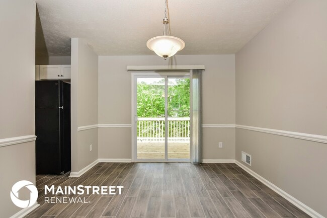 Photo - 325 Morris Ct SE