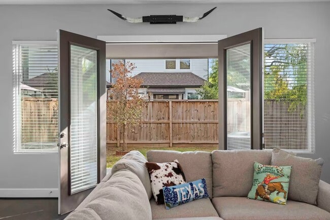 Photo - 4202 Gillespie St