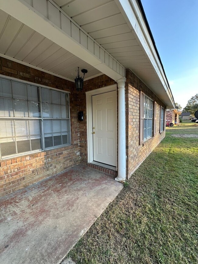 Building Photo - 1815 S Erie, Apt 1-4 Unit 1815 S Erie, Apt 4