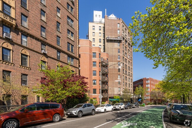 Photo - 45 Plaza St W