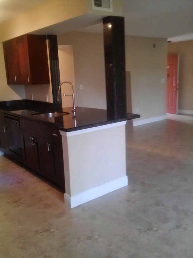 Building Photo - 2371 NW 33rd St Unit 703