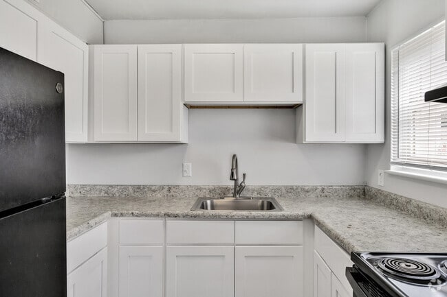 2BR, 1BA - 1,013SF - Kitchen - Aden Park Apartments