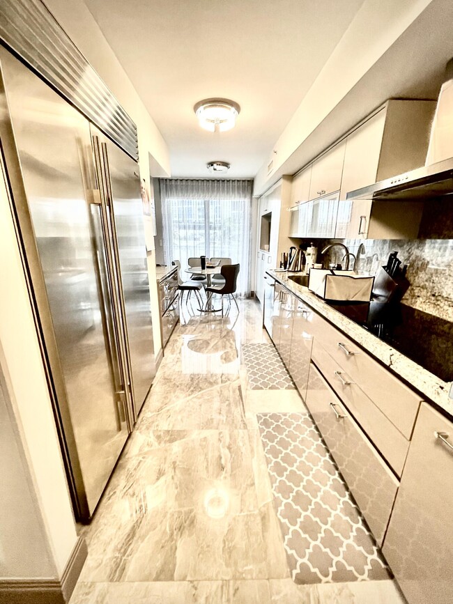 Building Photo - 17275 Collins Ave Unit 405