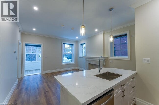 Photo - 100 Charlton Ave W Unité 202